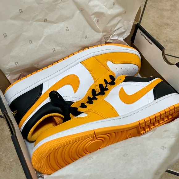 Men’s AIR JORDAN 1 LOW - Picture 3 of 8